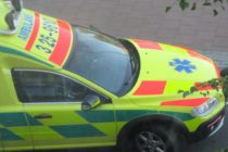 Man föll från stege och ambulans förde mannen till sjukhus.