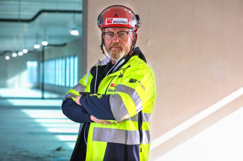 Johan Lindholm, Byggnads, rasar mot regeringen och sverigedemokraterna