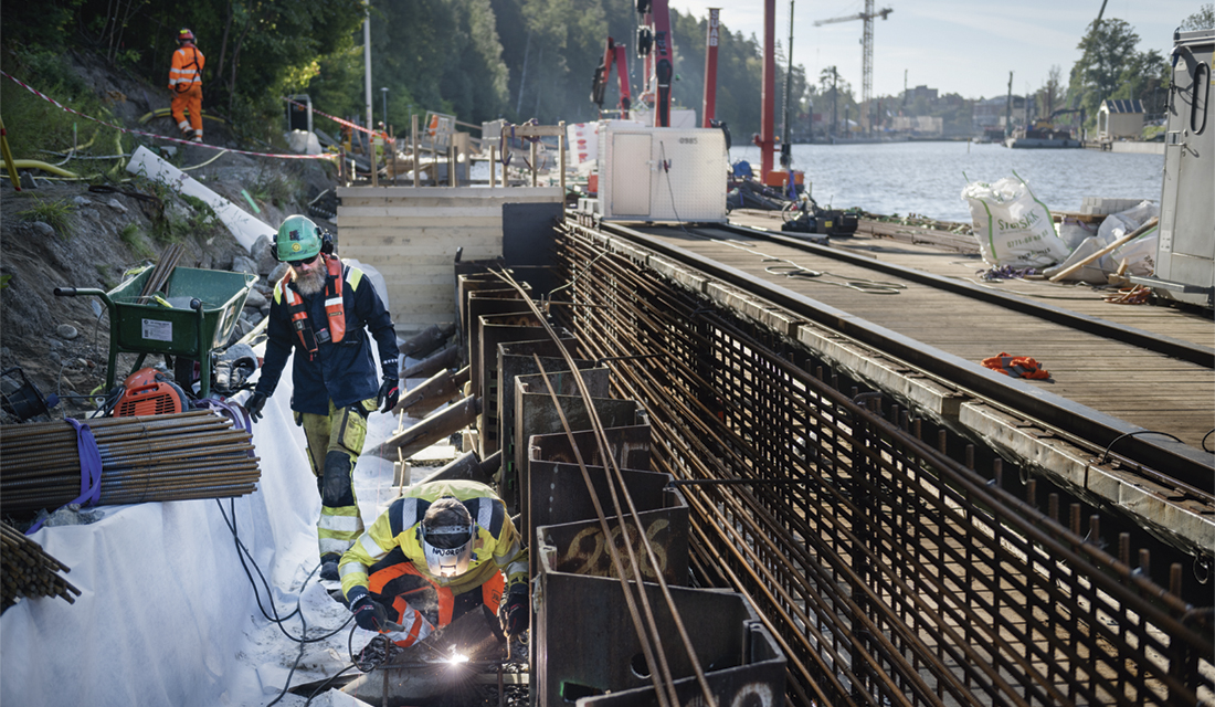 Här byggs en krönbalk i Södertälje kanal