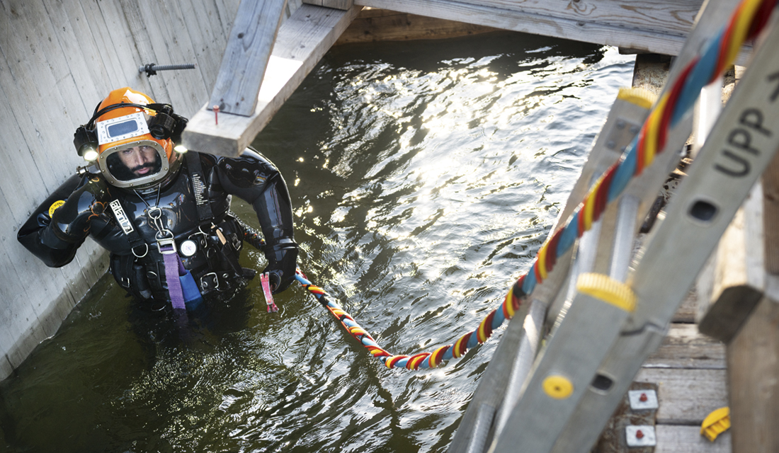 Dykare i vattnet i Södertälje kanal.