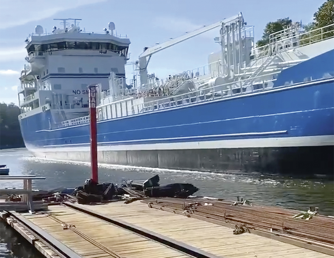 Stort fartyg i Södertälje kanal.