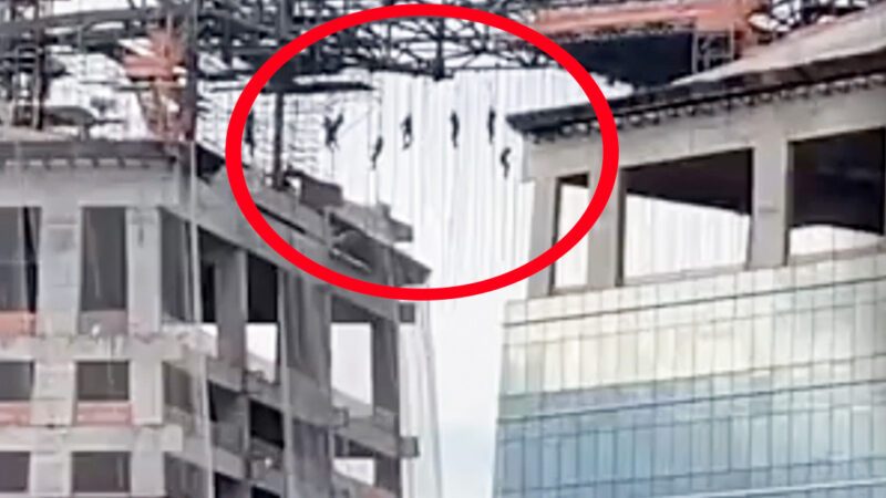 Byggarbetare i Brasilien råkade ut för en olycka och hängde i kablar 140 meter ovanför marken.