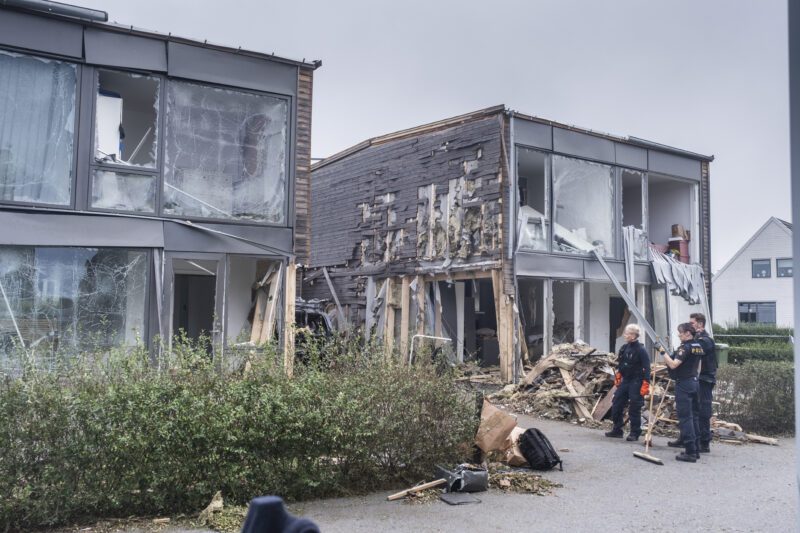 Villor i Fullerö vid Storvreta utanför Uppsala har skadats i en explosion, polis inspekterar.