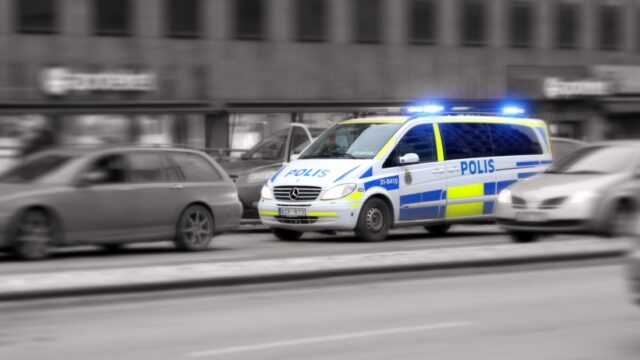 En laser stals vid ett bygge i Göteborg igår. Efter ett stort polispådrag kunde tjuvarna gripas.