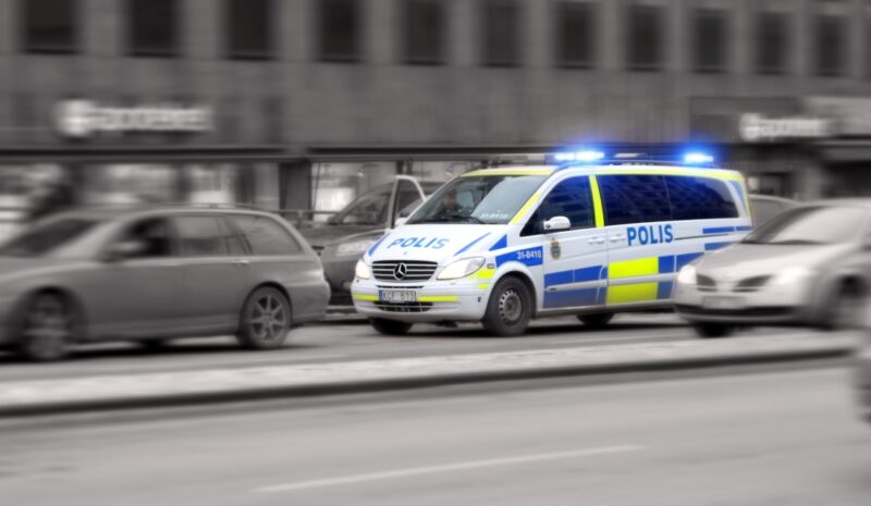 En laser stals vid ett bygge i Göteborg igår. Efter ett stort polispådrag kunde tjuvarna gripas.