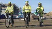 Tre byggnadsarbetare får trampa på cykel till bygget.
