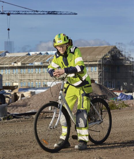 Snickare tar cykeln till bygget inne på Tidsholmsanstalten.