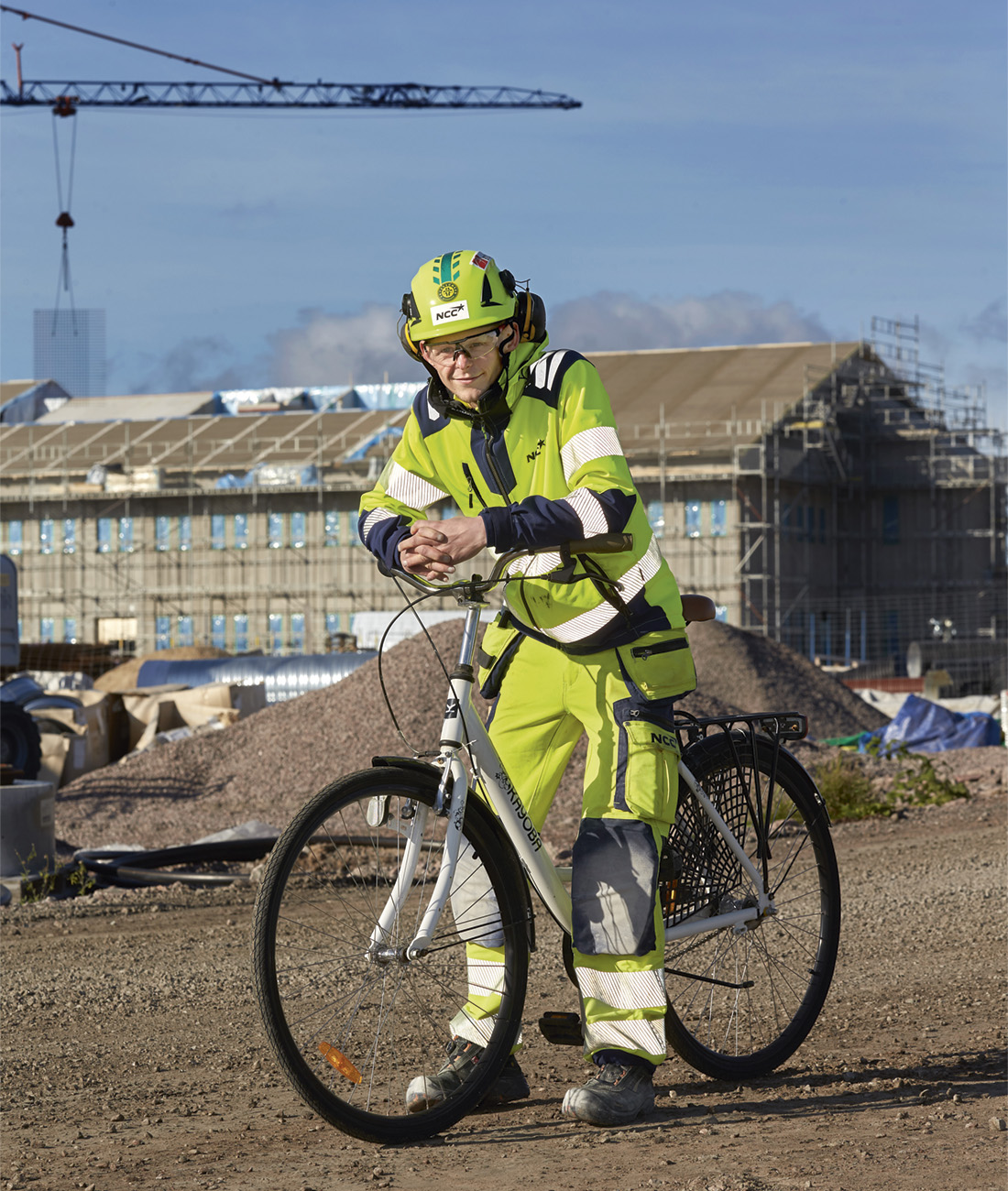 Snickare tar cykeln till bygget inne på Tidsholmsanstalten. 