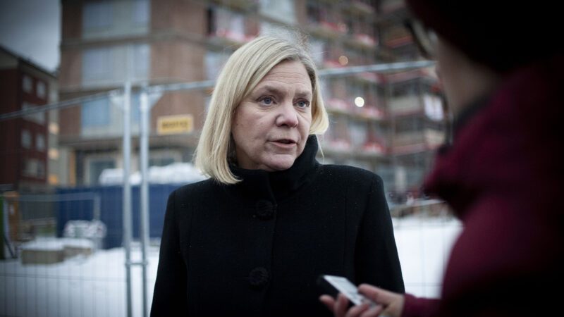 Magdalena Andersson socialdekokraterna lägger ned rosor för offren för hissolyckan i sundbyberg.