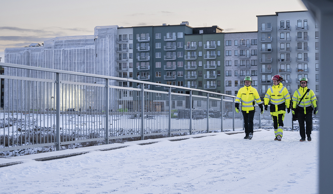 Tre regionala skyddsombud från Byggnads utanför årets sämsta bygge.