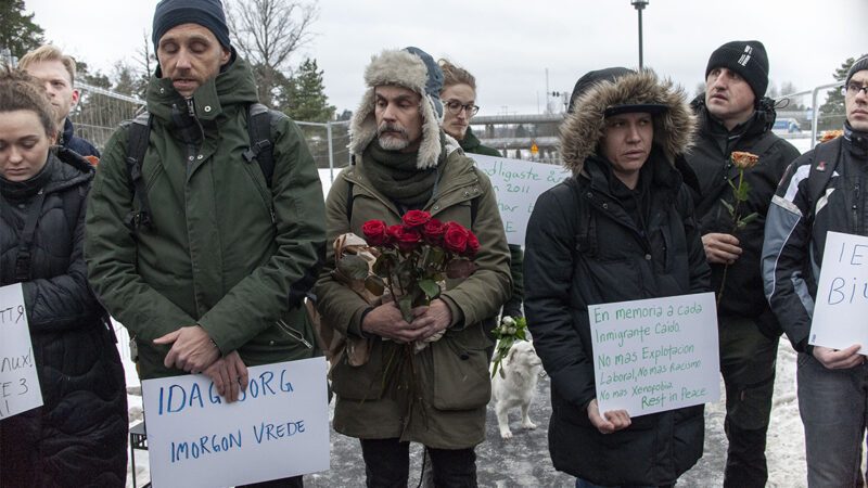 Solidariska byggare i Ursvik för att hedra dödsoffren i hissolyckan i sundbyberg.