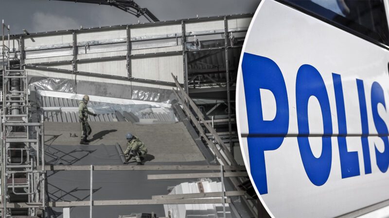 En dödsolycka inträffade på en byggarbetsplats i Västerås efter att en person föll från ett tak.