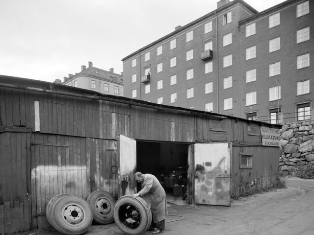 Lackeringsverkstad vid dåvarande Åsötorget, Stockholm, 1954.