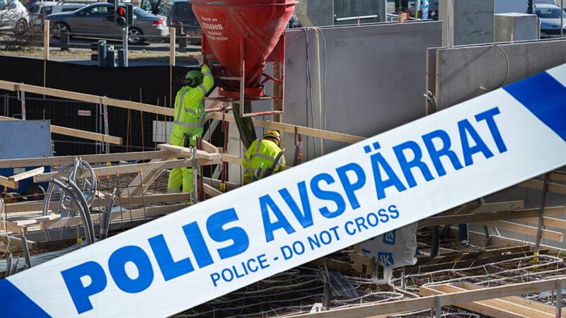 Byggjobbare föll ner i djupt hål