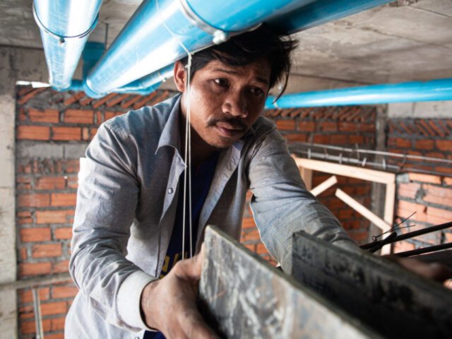 Byggjobbare i Kambodja bor i husen de bygger. 