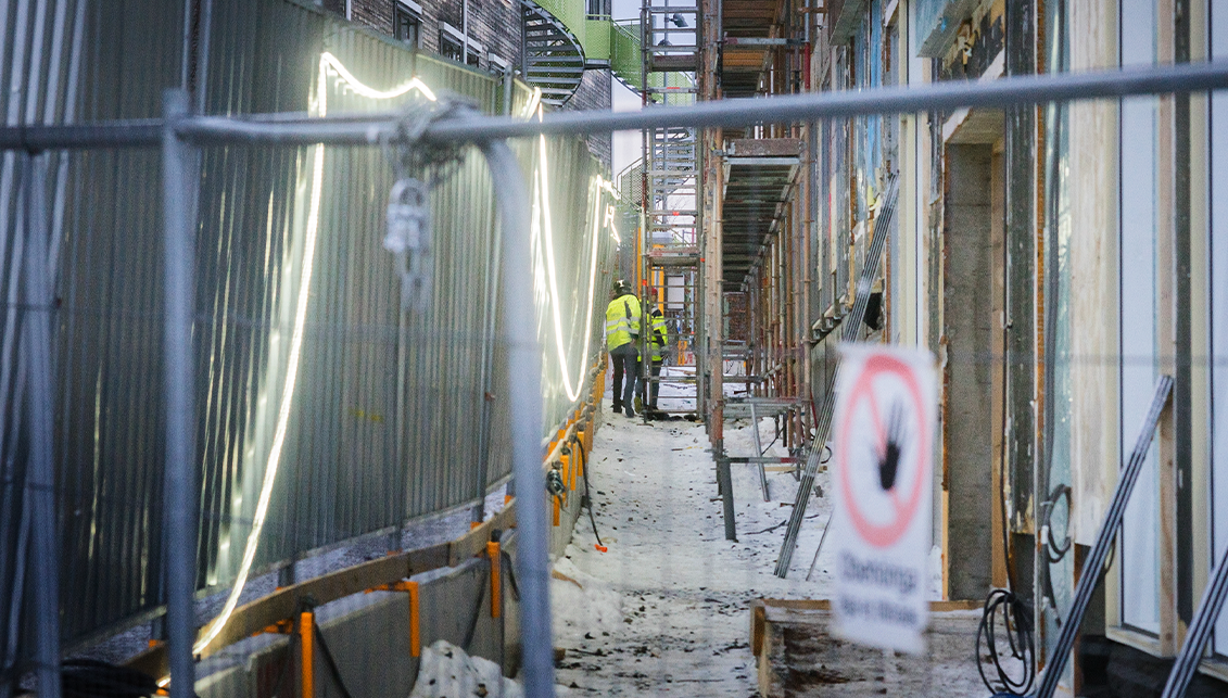 Byggarbetarna tar omvägar för att inte behöva passera olycksplatsen