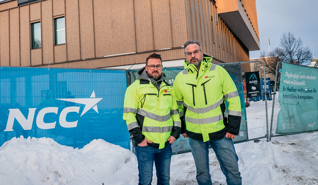 Två från Byggnads står utanför Nya Campus Borlänge.