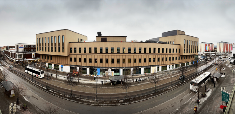 Nya Campus Borlänge byggs av NCC på uppdrag av Högskolan Dalarna, som delegerat beställaransvaret till Diös. 