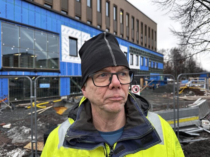 En snickare utanför NCC:s bygge Nya Campus Borlänge.