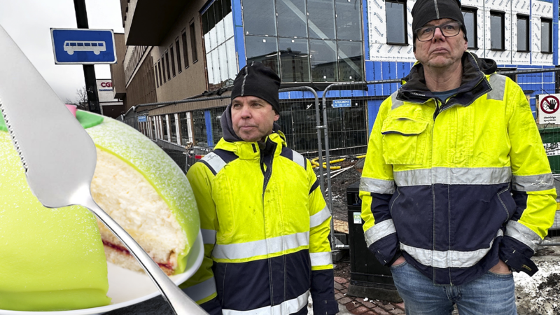 Två snickare framför Nya Campus Borlänge, som NCC bygger åt Högskolan Dalarna.