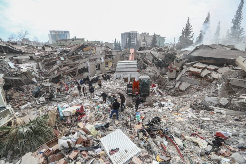 Bild på raserade hus i Turkiet efter jordbävningarna den 6 februar 2023. 