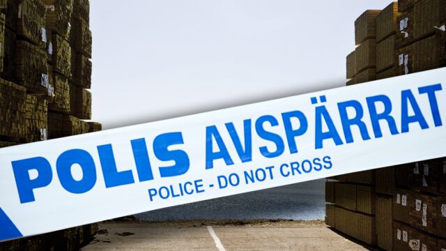 Hytt rasade – förare förd till sjukhus