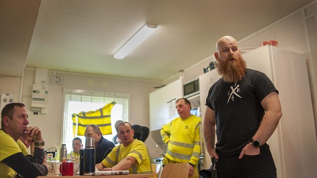 Jesper Hansen från Byggnads pratar med anställda på Prowork.