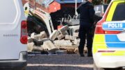 Polisen på plats efter dödsolyckan i Grebbestad när en byggnadsarbetare i 30-årsåldern avled efter att ha fått en mur över sig.