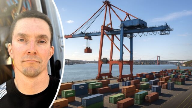 Bilden visar en containerhamn i Göteborg med en stor hamnkran i orange och blå färg som hanterar lastcontainrar. Till vänster finns en mindre bild av en man med kort hår och skäggstubb som bär en mörk tröja. I bakgrunden syns Göta älv och Älvsborgsbron. Bilden illustrerar konflikten kring Hamnarbetarförbundet och uppsägningen av Erik Helgeson.