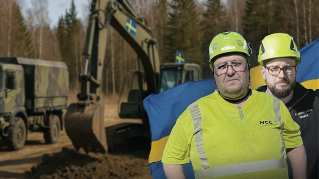 Två b byggnadsarbetare som står framför en AI-genererad bild på en militärfärgad kan med svenska flaggor på