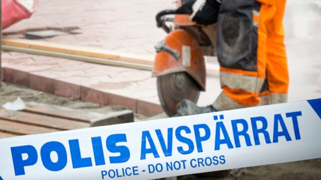 Arbetsplatsolycka: Man fick motorkap mot halsen
