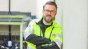 Kim Söderström, Byggnads ordförande, tittar in i kameran. Artikeln handlar om att byggfacket är kritiskt mot avsaknad av byggsatsningar i senaste höstbudgeten.