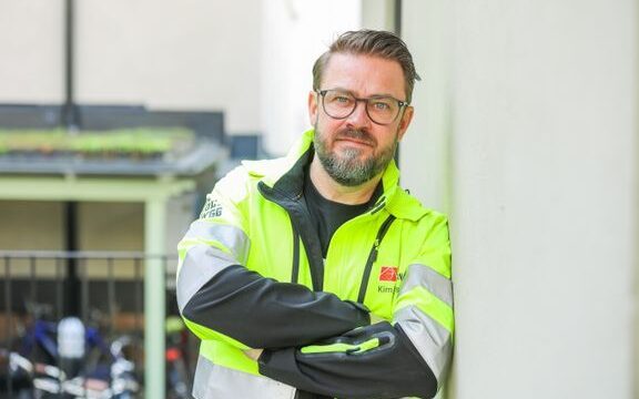 Kim Söderström, Byggnads ordförande, tittar in i kameran. Artikeln handlar om att byggfacket är kritiskt mot avsaknad av byggsatsningar i senaste höstbudgeten.