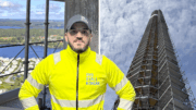 Ställningsmontören Mario poserar framför Sveriges största byggställning.
