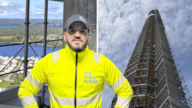 Ställningsmontören Mario poserar framför Sveriges största byggställning.