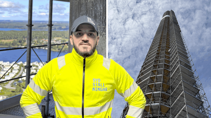 Ställningsmontören Mario poserar framför Sveriges största byggställning.