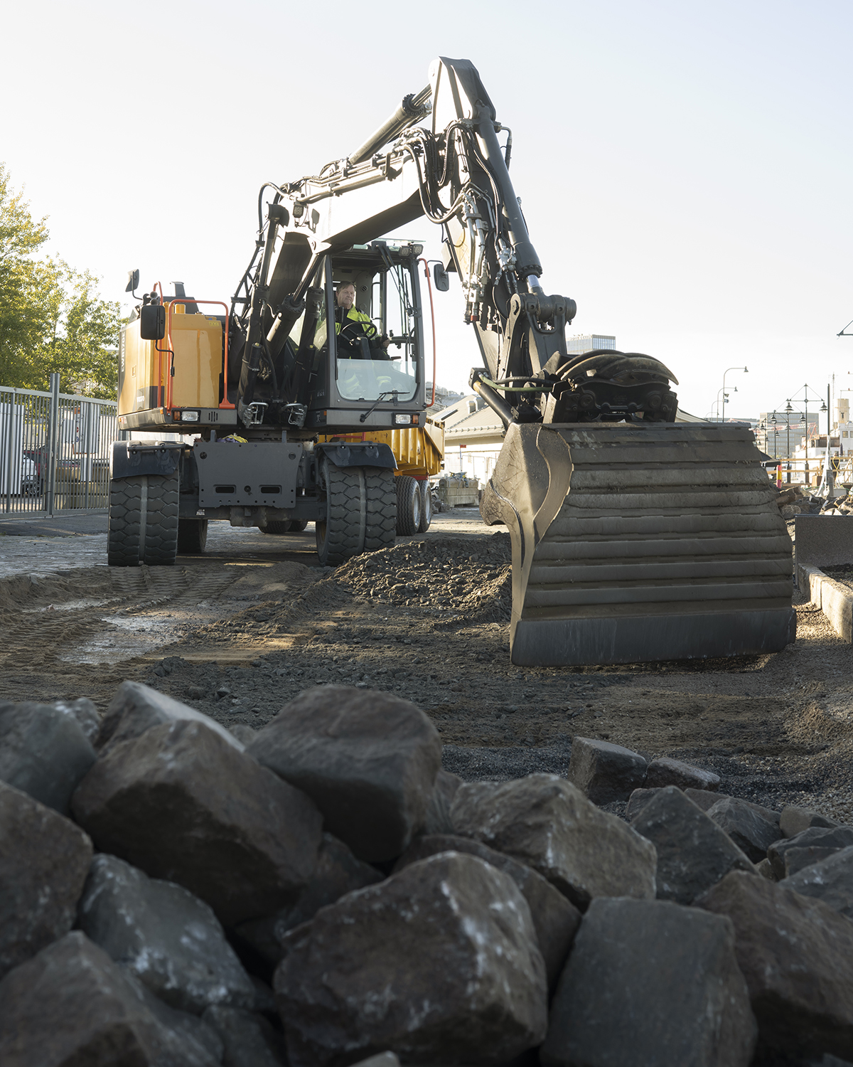 Tomas Eriksson i en grävmaskin.