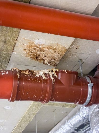 Rör där avloppsvatten sprutat ut på taket.