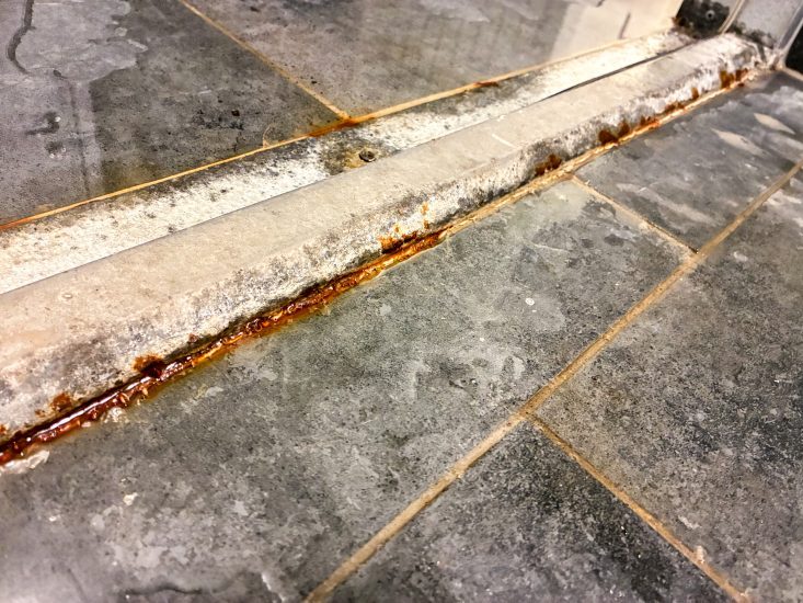 Vattenskadade trösklar.