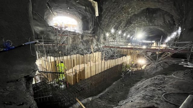 En byggjobbare gjuter på en plats där det ska bli en perrong i Barkarby