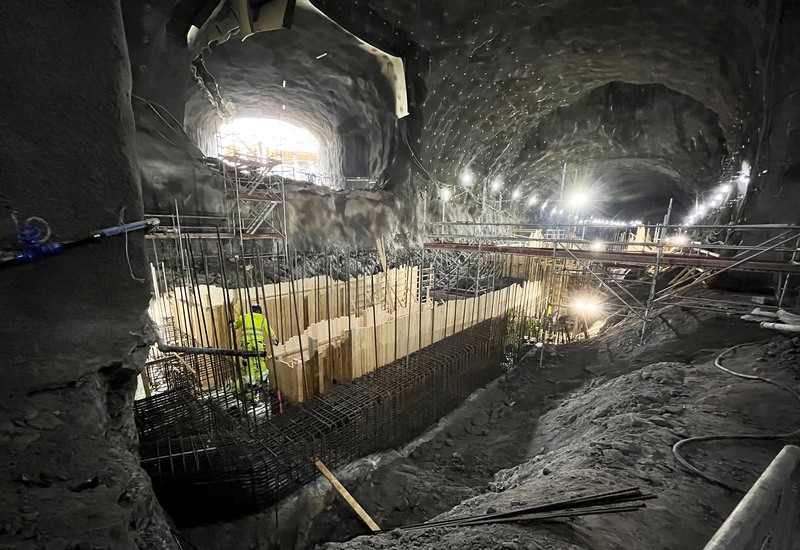 En byggjobbare gjuter på en plats där det ska bli en perrong i Barkarby