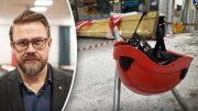 En bygghjälm hänger på en avspärrning. Infälld: Kim Söderström.