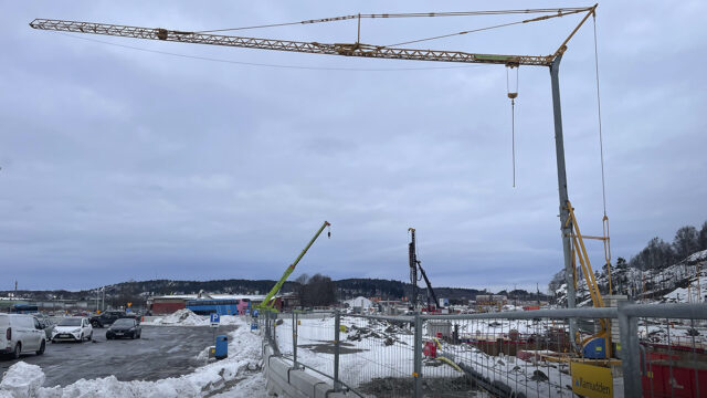 Byggarbetsplatsen i Brunnsbo där en man fick föras till sjukhus. Byggkranar bakom staket.