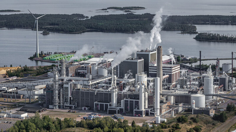 Bygghiss och bomlift kolliderade