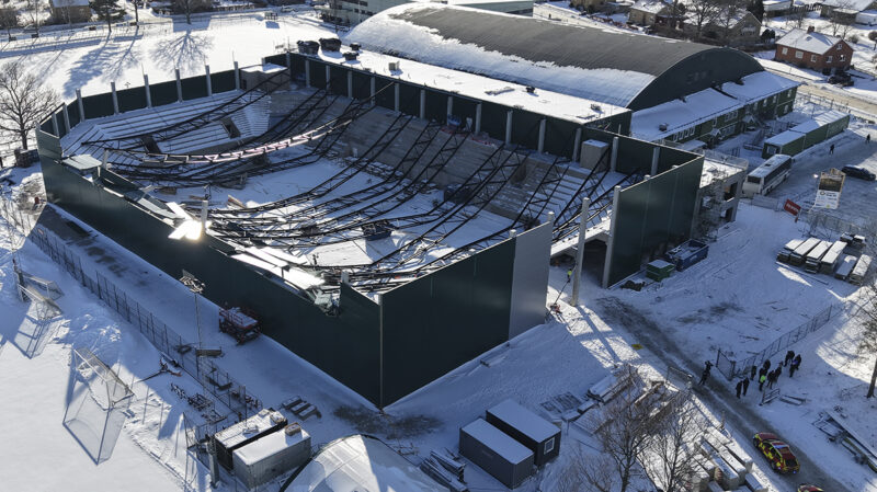 Drönarbild över de raserade takstolarna på nya hockeyarenan i Tingsryd.