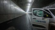 En servicebil från installationsföretaget Bravida i en tunnel.