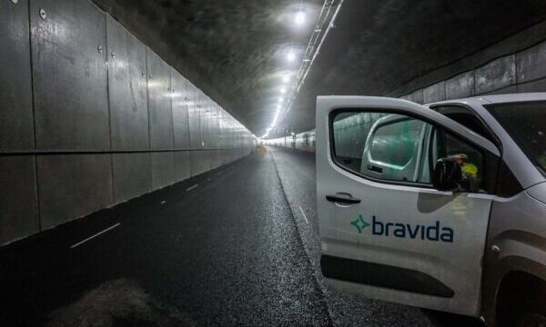 En servicebil från installationsföretaget Bravida i en tunnel.