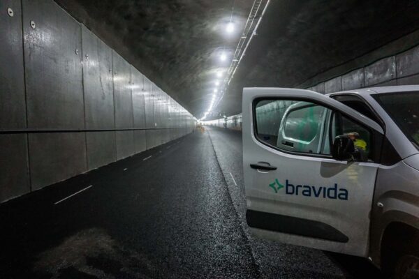 En servicebil från installationsföretaget Bravida i en tunnel.