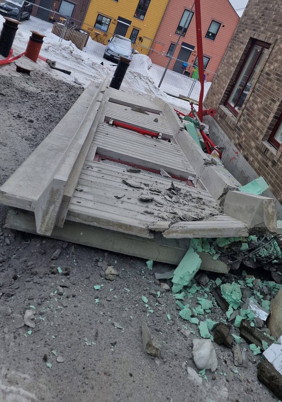 Betongvägg föll på bygge i Ösmo