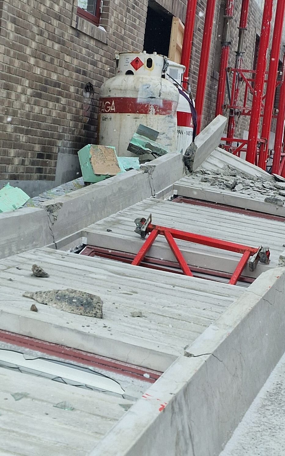 Betongvägg föll på bygge i Ösmo